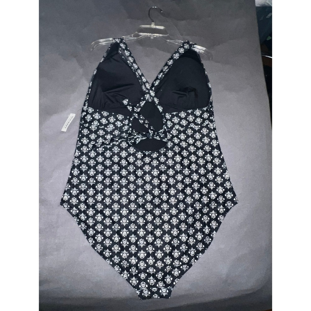 New Old Navy Women's Black White Floral Print One Piece V-neck Swimsuit Size XXL - Picture 7 of 9